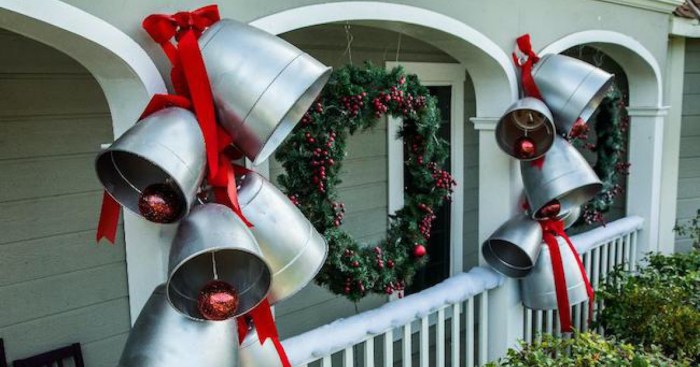 Simple outdoor christmas decor